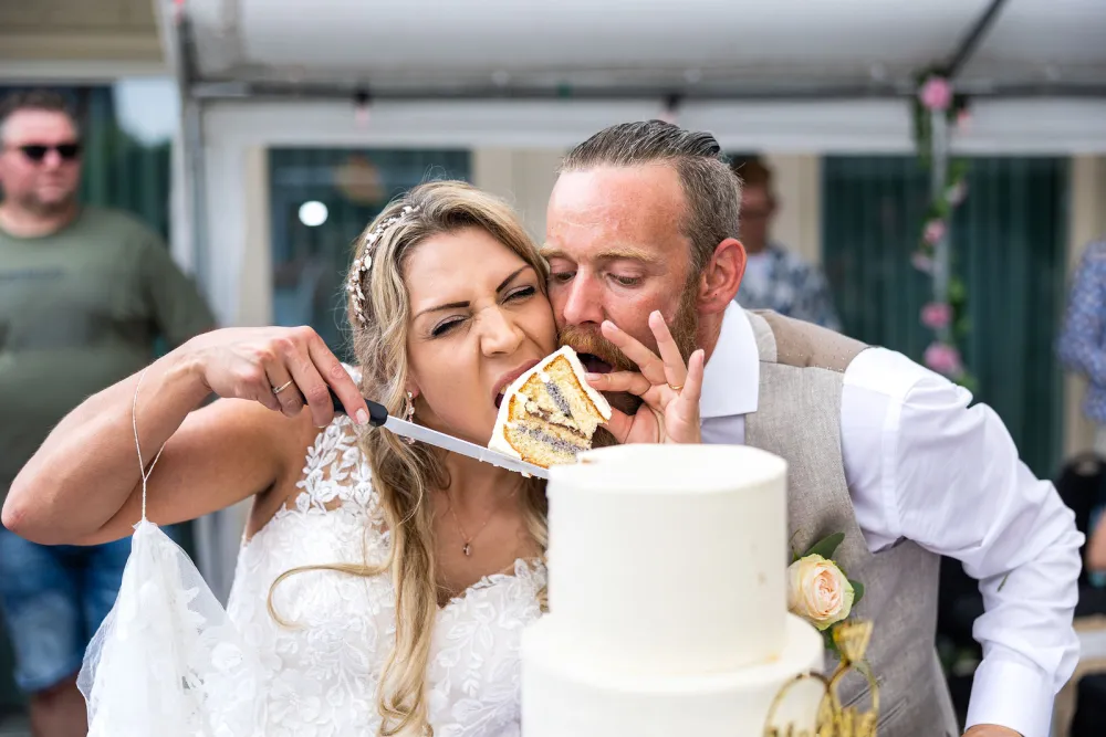 Bruidspaar proeft samen van de bruidstaart